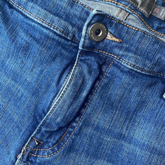 TORRID #FEEL THE FIT DENIM SHORTS, 22 - Picture 4 of 10